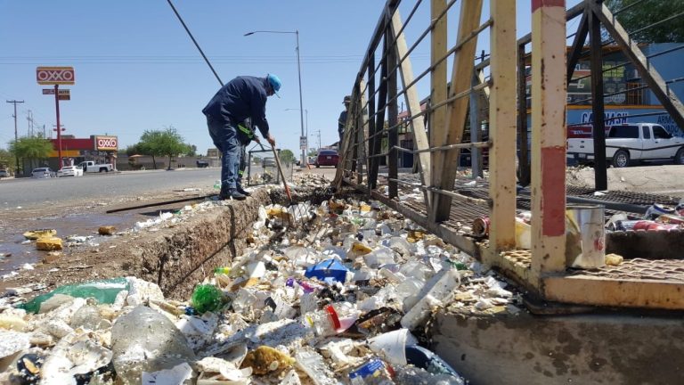 Limpia Obras Públicas canal encementado de Calzada Monterrey