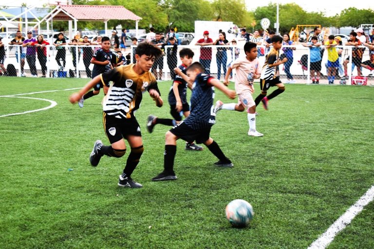 Festejan decenas de niños torneo relámpago de futbol